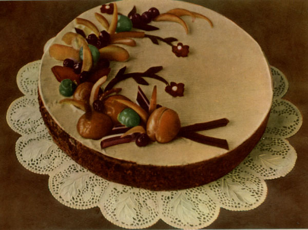 Торт бисквитный с кремом и фруктами