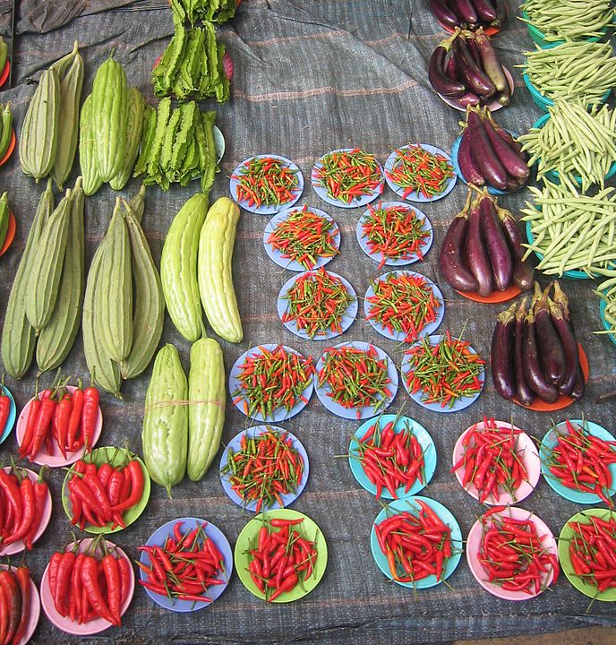 Экопродукты на фермерском рынке в Аргентине: https://en.wikipedia.org/wiki/Organic_food#/media/File:Pepperseggplants.jpg