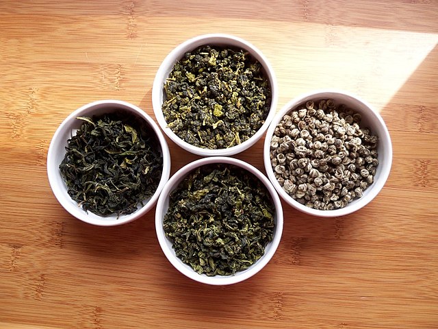 Четыре сорта зеленого чая: https://en.wikipedia.org/wiki/Green_tea#/media/File:Four_GreenTeas_in_White_Bowls_-1_(6196131680).jpg