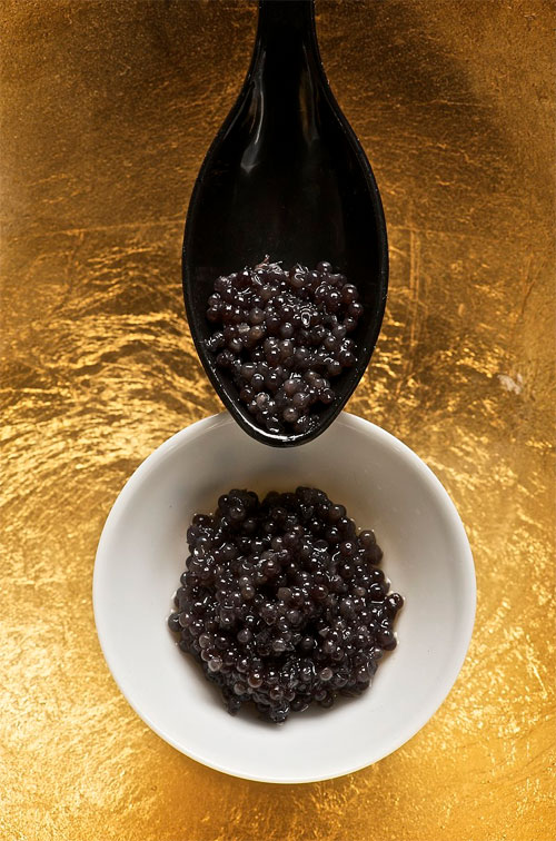  : https://fi.wikipedia.org/wiki/Kaviaari#/media/Tiedosto:Caviar_and_spoon.jpg