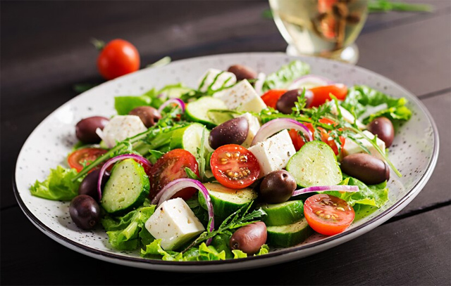     ,     : https://ru.freepik.com/free-photo/greek-salad-with-fresh-vegetables-feta-cheese-and-kalamata-olives_6932990.htm#query=%D0%B1%D0%BB%D1%8E%D0%B4%D0%B0&position=4&from_view=search&track=sph