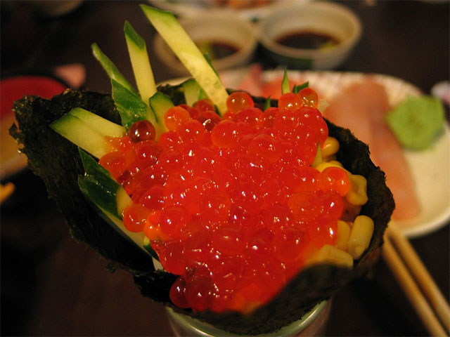    : https://en.wikipedia.org/wiki/Red_caviar#/media/File:Ikura_temaki_zushi_by_Adonis_Chen_in_Taipei.jpg